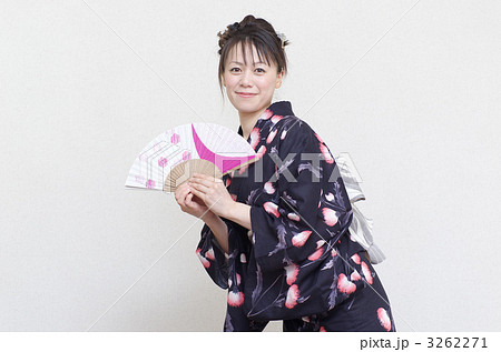 扇子を持つ浴衣の女性 3262271