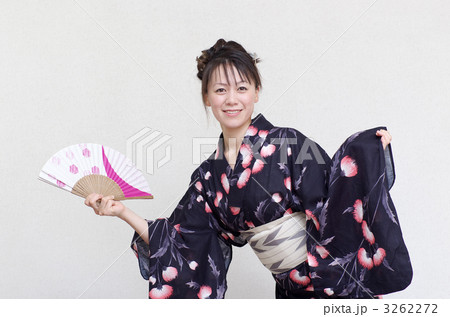 扇子を持つ浴衣の女性 3262272