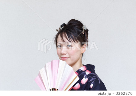 扇子を持つ浴衣の女性 3262276