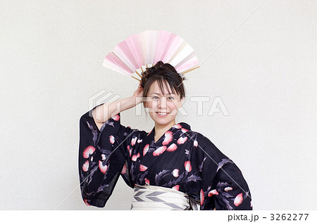 扇子を持つ浴衣の女性 3262277