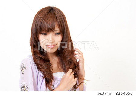 茶髪 女性 髪の写真素材