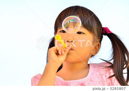 シャボン玉で遊ぶ女の子 3265807