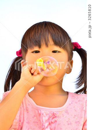 シャボン玉で遊ぶ女の子 3265810