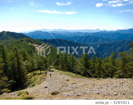 雲取山頂から七つ石・奥多摩小屋方面の登山道 3265921