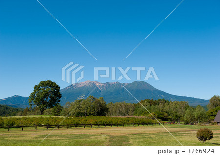 木曽馬の里からの御岳山　横型 3266924