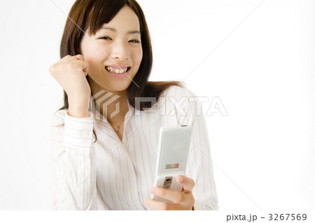 携帯電話と女性社員 3267569