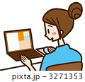 インターネットをする女性 3271353
