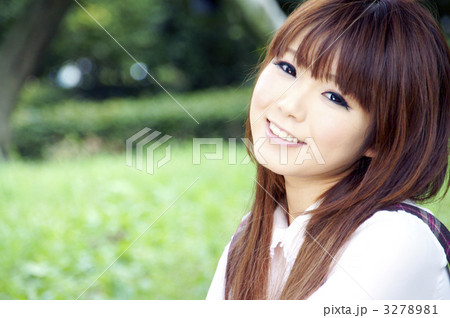 草原の中でほほ笑む少女 草原の中でほほ笑む少女 3278981