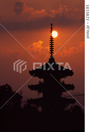京都 八坂の塔と夕日 京都 八坂の塔と夕日 3280195