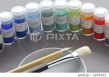 日本画の絵の具と筆の写真素材 [3283025] PIXTA