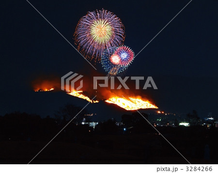 奈良若草山の山焼きと花火 3284266