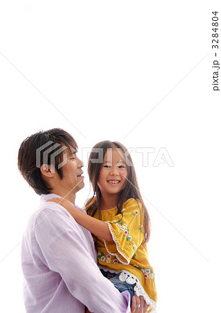 娘を抱っこする父親の写真素材