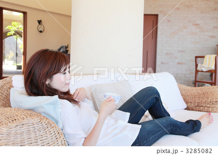 ソファーでくつろぐ若い女性 3285082