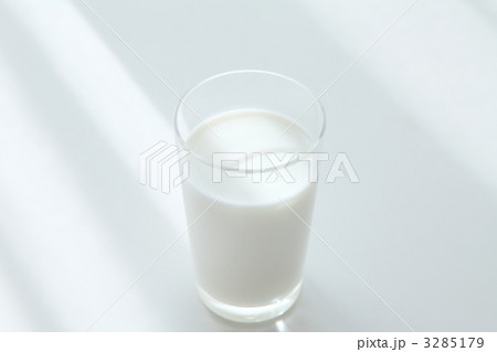 牛乳　朝食イメージ　 3285179