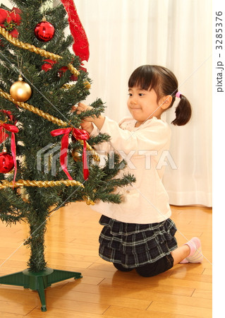 クリスマスツリーに飾り付けする女の子 3285376