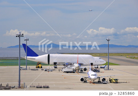 飛行機のパーツを運ぶ運搬用輸送機 3285860