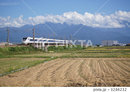 秋の立山連峰と稲刈後の田んぼ。 3286232