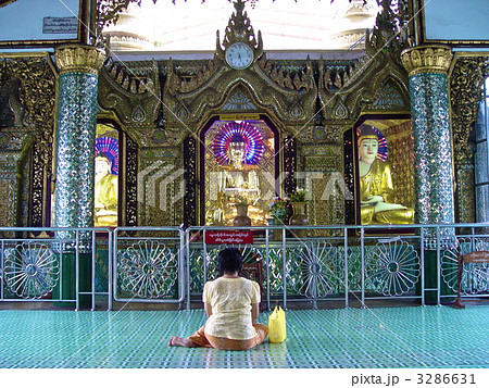スーレーパゴダで祈る人(ヤンゴン/ミャンマー) スーレーパゴダで祈る人(ヤンゴン/ミャンマー) 3286631