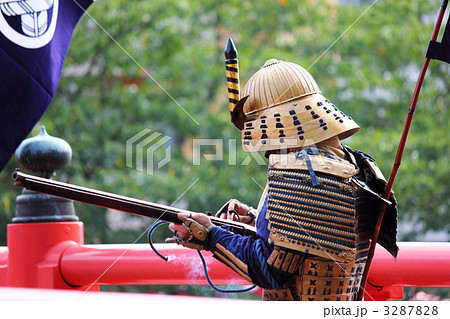火縄銃を持つ鎧武者 火縄銃を持つ鎧武者 3287828
