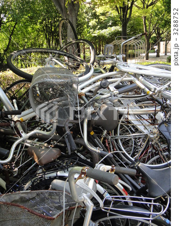 山積みにされた放置自転車 3288752
