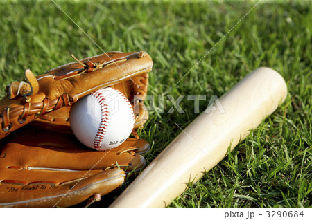 野球バット 野球グローブ 野球ボールの写真素材