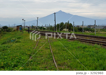 鉄道　私鉄：津軽鉄道　金木駅構内より岩木山 3292960