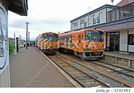 鉄道 私鉄 津軽鉄道 金木駅にて走れメロス号とスズムシ号の列車交換の写真素材