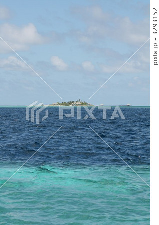 赤道直下、インド洋に浮かぶモルディブ共和国のエメラルドグリーンに輝くサンゴ礁の海と美しいラグーンを持つ小さな南の島 3293152