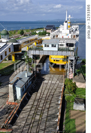 青森市内散歩・青森桟橋記念碑と青函連絡船八甲田丸 3293866