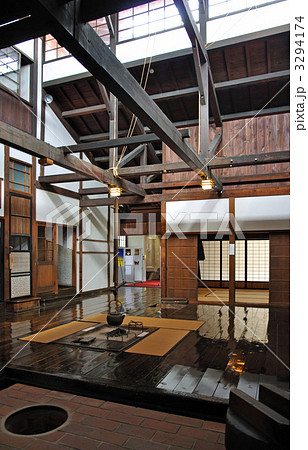 五所川原市　金木町散歩・太宰治記念館（斜陽館）板の間 3294174