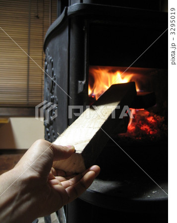 薪をくべる 薪をくべる 3295019