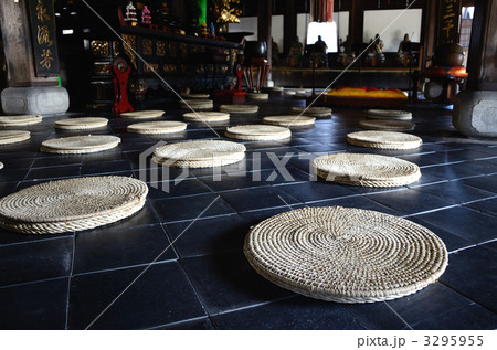 萬福寺、本殿前の座布団 萬福寺、本殿前の座布団 3295955