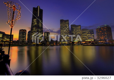 薄明のみなとみらいの風景　HDR 3296027