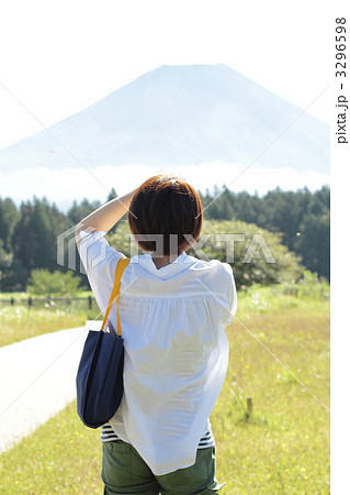 富士山を撮影する女性 3296598