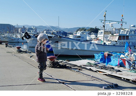 港を歩く子供 港を歩く子供 3298328