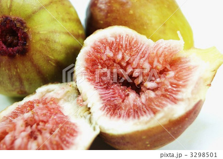 無花果の裂いた実と2個横位置アップ 無花果の裂いた実と2個横位置アップ 3298501