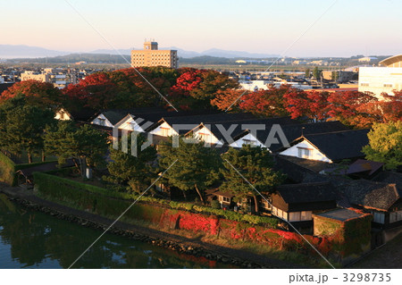 朝日を浴びる秋の山居倉庫 3298735