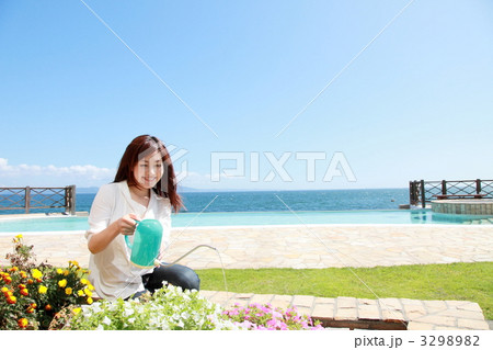 花に水をあげる女性 3298982