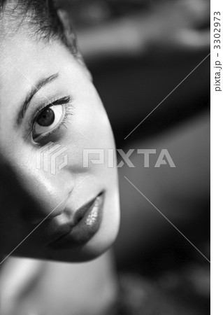 Woman looking at viewer. 3302973