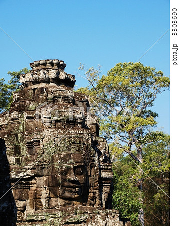 神秘的な笑顔 3303690