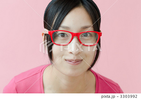 だてメガネをかけた女性 3303992
