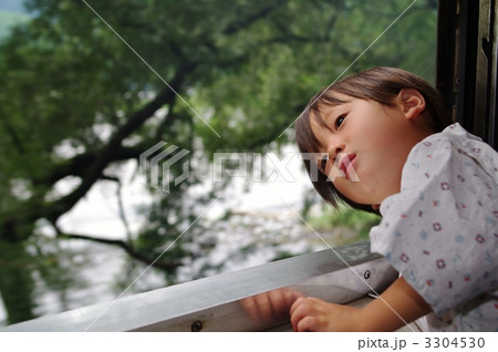 車窓から外を見る子供 3304530