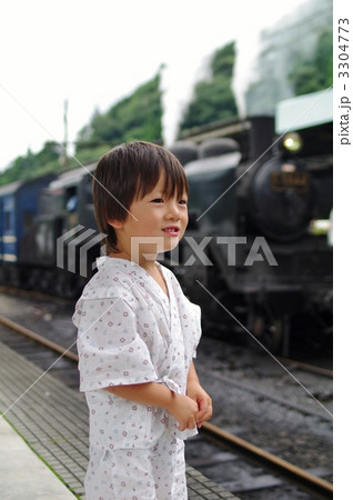 C5644蒸気機関車と子供 3304773