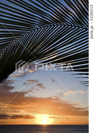 Maui sunset over Pacific. Maui sunset over Pacific. 3306015