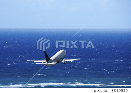 Airplane over ocean. 3310939