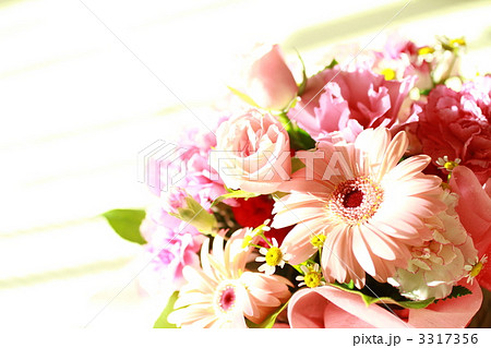 ガーベラと薔薇のブーケのアップ 3317356