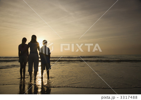 Family at beach. 3317488