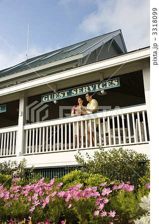 Couple on vacation. 3318099