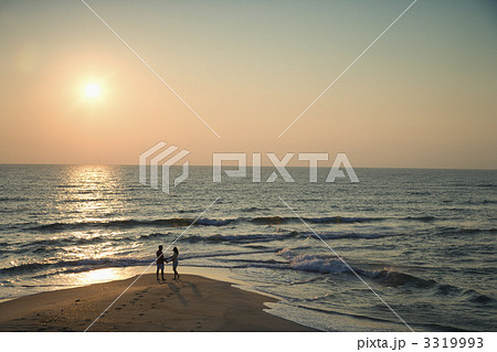 Couple on beach. 3319993