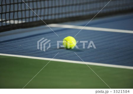 コートのテニスボール 3321584